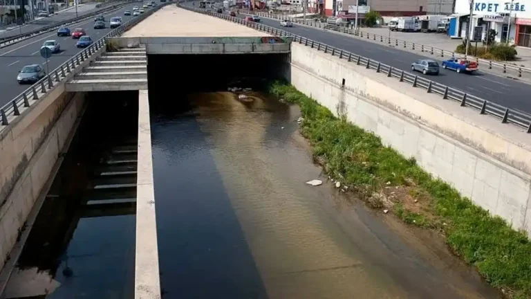 Ο Κηφισός ποταμός επιβαρυμένος από αστικά και βιομηχανικά λύματα