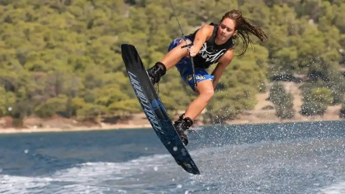 Εντυπωσιακός ελιγμός αθλητή Wakeboard στους αγώνες στη λίμνη Στράτου