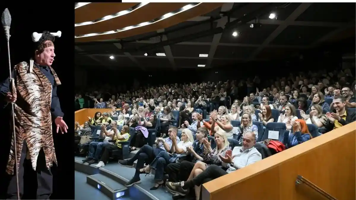 Ο Σωτήρης Καλυβάτσης στη θεατρική παράσταση CAVEMAN στο Ελληνικό