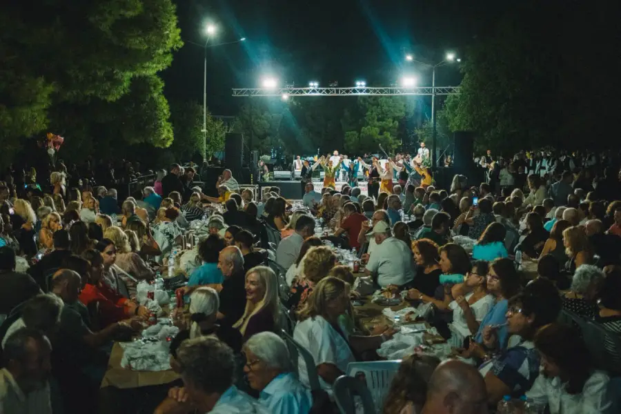 Παραδοσιακός χορός στο Ηπειρώτικο Αντάμωμα στην Πλατεία Μακεδονίας στη Γλυφάδα