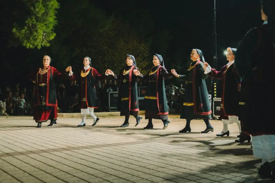 Παραδοσιακός χορός στο Ηπειρώτικο Αντάμωμα στην Πλατεία Μακεδονίας στη Γλυφάδα