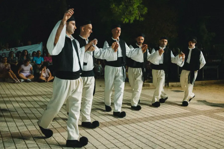 Παραδοσιακός χορός στο Ηπειρώτικο Αντάμωμα στην Πλατεία Μακεδονίας στη Γλυφάδα