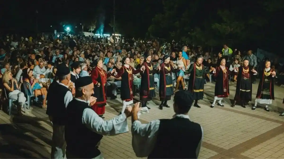 Παραδοσιακός χορός στο Ηπειρώτικο Αντάμωμα στην Πλατεία Μακεδονίας στη Γλυφάδα