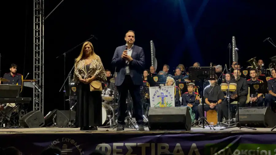 Ο Δήμαρχος Γλυφάδας Γιώργος Παπανικολάου στη συναυλία για τον Νίκο Καμπιώτη