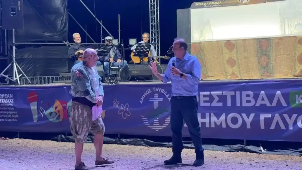 Ο ηθοποιός Τάκης Βαμβακίδης υποδυόμενος τον ζωντανό Καραγκιόζη στο Φεστιβάλ Γλυφάδας με τον Δημητρη Παπανικολαου Δημαρχο Γλυφαδας