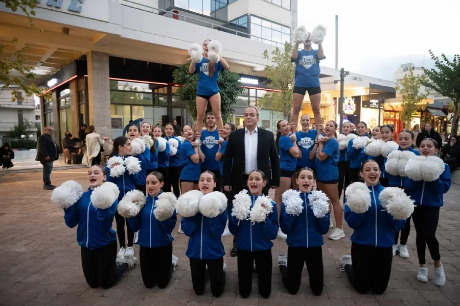 πρωταθλήτρια ομάδα Cheerleading της πόλης, τις «Αμαζόνες ΤΗΣ ΒΟΥΛΑΣ