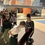 Νύχτα αστρονομίας στη Γλυφάδα: Μαθητές και γονείς παρατήρησαν τη Σελήνη και τον Κρόνο