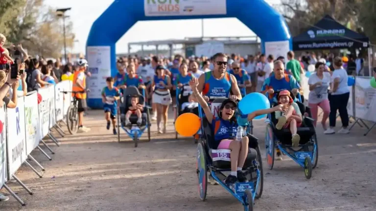 Συμμετέχοντες με αναπηρία και συνοδοί στη συμβολική διαδρομή 800 μέτρων του 4ου Run for the Kids with Disabilities στη Βούλα.