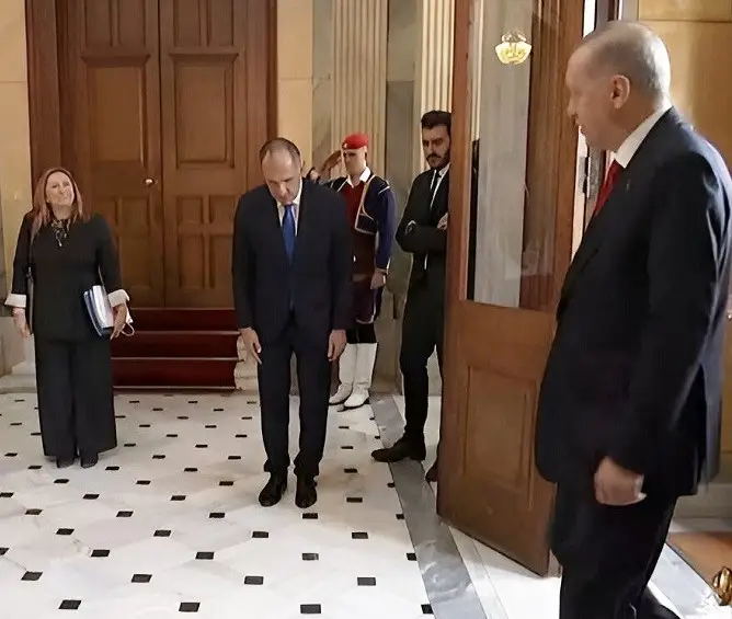 ΓΕΡΑΠΕΤΡΙΤΗΣ ΣΚΥΒΕΙ ΜΠΡΟΣΤΑ ΣΤΟΝ ΕΡΝΤΟΓΑΝ
