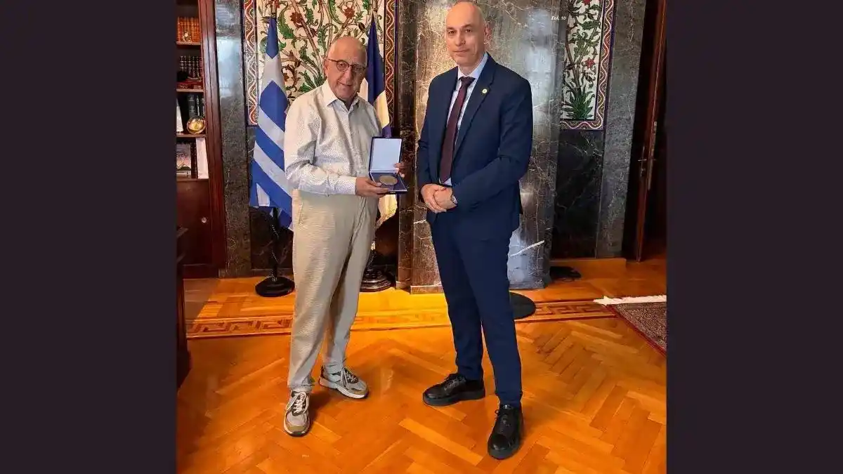 Ο Πρόεδρος της Βουλής Νικήτας Κακλαμάνης με τον Διευθυντή του Εθνικού Αστεροσκοπείου Αθηνών Σπύρο Βασιλάκο.