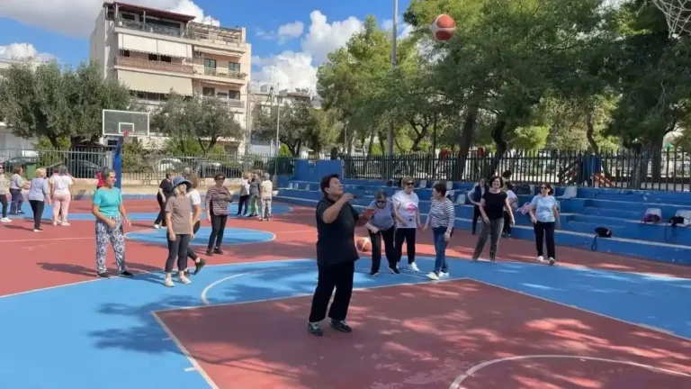 Μέλη του Δ΄ ΚΑΠΗ και της Ομάδας Νεολαίας του Δήμου Ελληνικού – Αργυρούπολης παίζουν μπάσκετ στο γήπεδο του ΑΟΝΑ.