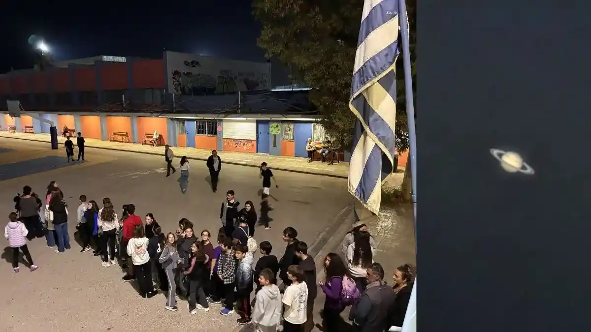 Μαθητές παρατηρούν τα άστρα με τηλεσκόπιο στο 3ο Γυμνάσιο Γλυφάδας.