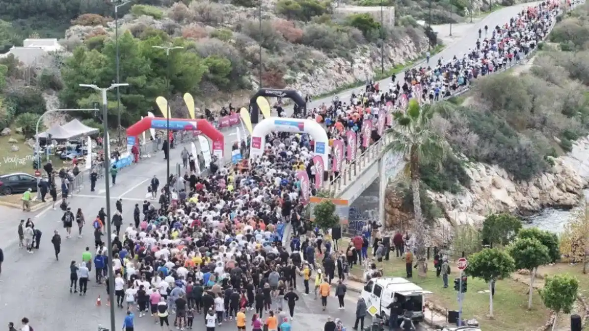 Δρομείς στην εκκίνηση του Run the Lake Vouliagmeni