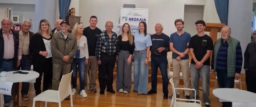 νέους και μέλη του ΚΑΠΗ να παίζουν τάβλι στα τραπέζια του τουρνουά.