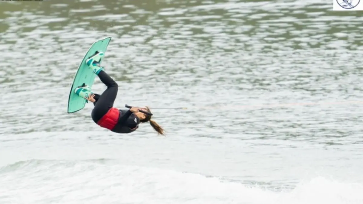 Αθλητής wakeboard σε δράση στη λίμνη Στράτου στο Αγρίνιο