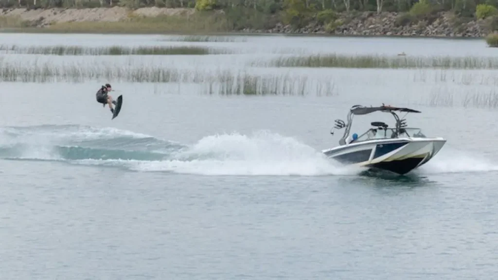 Αθλητής wakeboard σε δράση στη λίμνη Στράτου στο Αγρίνιο